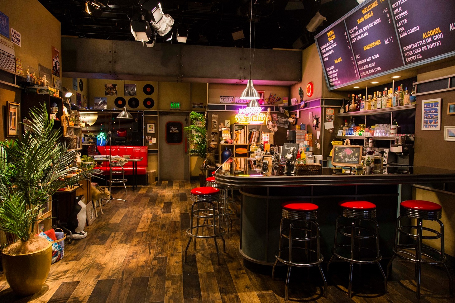 「WOWOW×MAN WITH A MISSION『WOWGOW MUSIC DINER』」のセット。(c)WOWOW