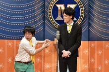 漫才でトークテーマを発表する霜降り明星。(c)読売テレビ