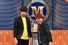 漫才でトークテーマを発表するからし蓮根。(c)読売テレビ