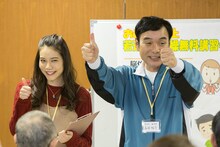 若返り健康センターのリーダー・森田役で出演するダチョウ倶楽部・肥後（左）。