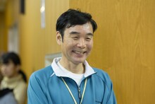 ダチョウ倶楽部・肥後演じる若返り健康センターのリーダー・森田。(c)テレビ東京