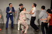 Toshlの顔マネをしながら蜂のようにステージ上を動き回る永野。