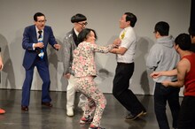 Toshlの顔マネをしながら蜂のようにステージ上を動き回る永野。