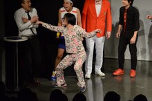 Toshlの顔マネをしながら蜂のようにステージ上を動き回る永野。