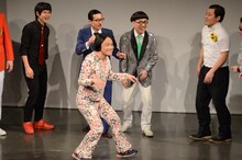 Toshlの顔マネをしながら蜂のようにステージ上を動き回る永野。