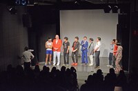 客席の壁に向かってPPAPを踊るみなみかわと、それを静かに見守る出場者たち。ノーセンス芸人はムチャぶりをしておいてリアクションはしないことが多い。