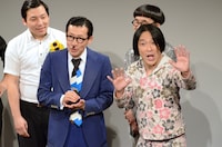 片岡鶴太郎の声マネをするイワイガワ・岩井ジョニ男（左）と顔マネをする永野（右）。