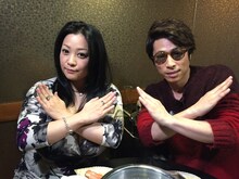 左から小向美奈子、ロンドンブーツ1号2号・田村淳。