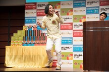 ネタを披露する永野。