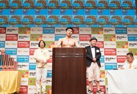 プレゼン中の小島よしお。