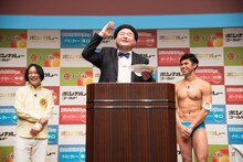 プレゼン中の内山信二。