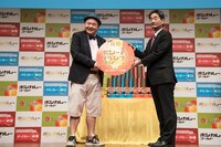 優勝した内山信二（左）。