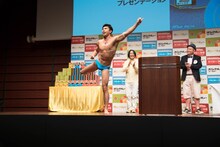 ネタを披露する小島よしお。