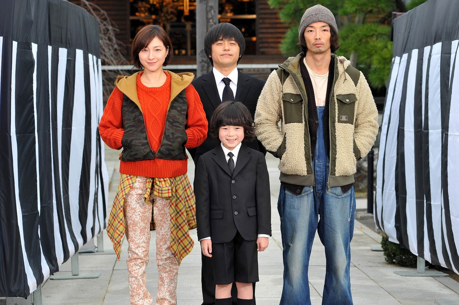 「ドラマW 稲垣家の喪主」に出演する広末涼子（右）、バカリズム（中央奥）、金成祐里（中央手前）、森山未來（右）。(c)WOWOW