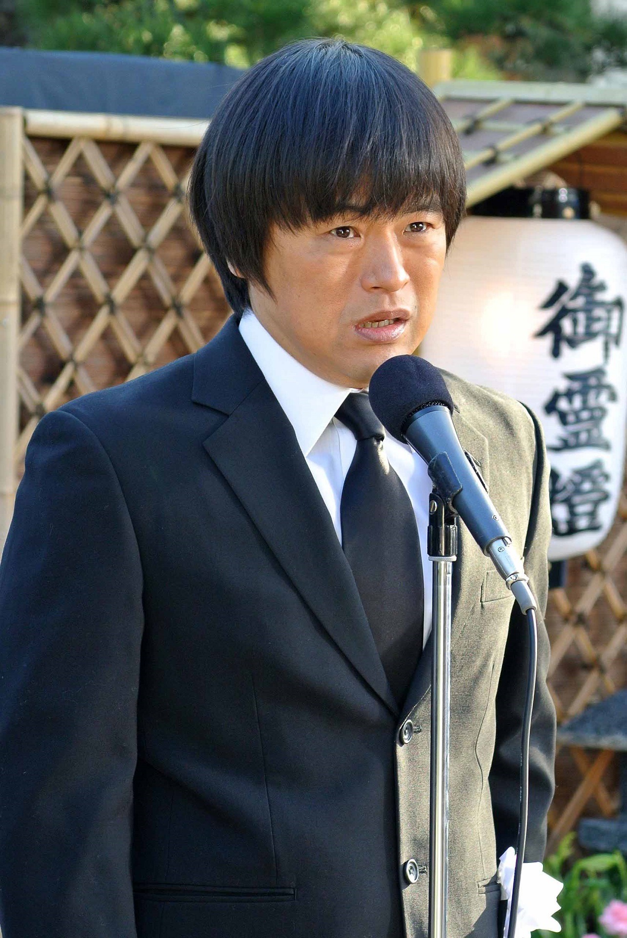 「ドラマW 稲垣家の喪主」に出演するバカリズム。(c)WOWOW