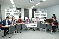 会議を繰り広げる出演者たち。(c)MBS