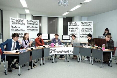 会議を繰り広げる出演者たち。(c)MBS