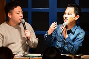 アンタッチャブル柴田にプレゼントされた劇団四季「キャッツ」マスクを装着したダイアン津田（右）。