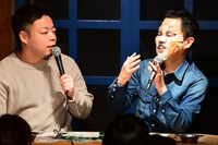 アンタッチャブル柴田にプレゼントされた劇団四季「キャッツ」マスクを装着したダイアン津田（右）。