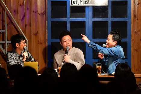 徒党を組むアンタッチャブル柴田（左）とダイアン西澤（中央）に割って入ろうとするダイアン津田（右）。