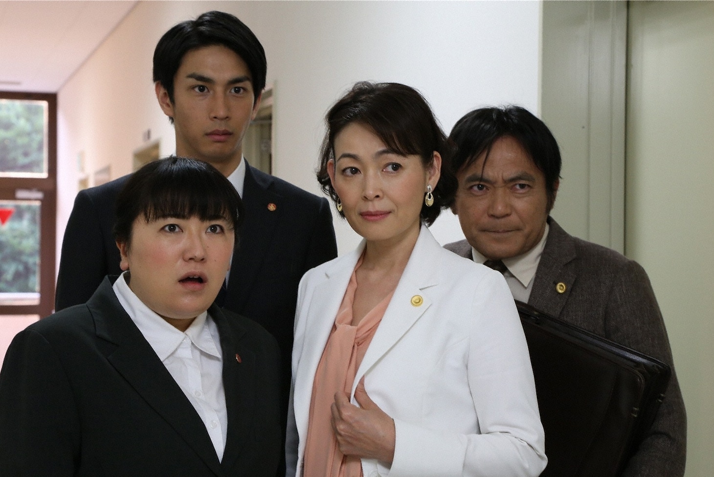 「土曜ワイド劇場『パーフェクト弁護士～南蛇井律子』」に出演する森三中・黒沢（手前左）。(c)テレビ朝日