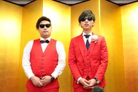 記者会見の様子。