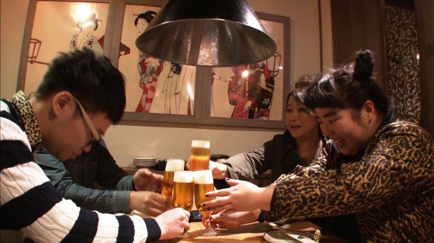 「白熱ライブ ビビット」内で紹介される、友近（右から2人目）の飲み会のワンシーン。(c)TBS