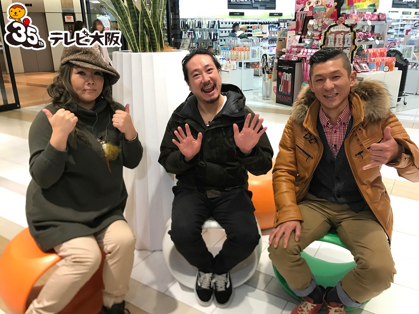 左から海原ともこ、笑い飯。