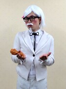 脳みそ夫扮するカーネル・サンダースの娘。