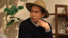 「TERRACE HOUSE ALOHA STATE」のスタジオパートに登場するトレンディエンジェル斎藤。(c)フジテレビ／イースト・エンタテインメント