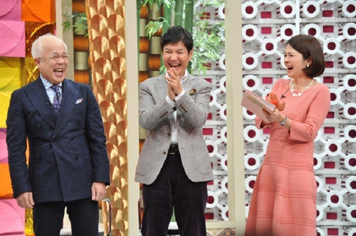 左から小堺一機、関根勤、西山喜久恵アナウンサー。(c)BSフジ