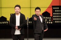 会場を埋め尽くしたファンにすーを差し上げるダイアン津田（右）。