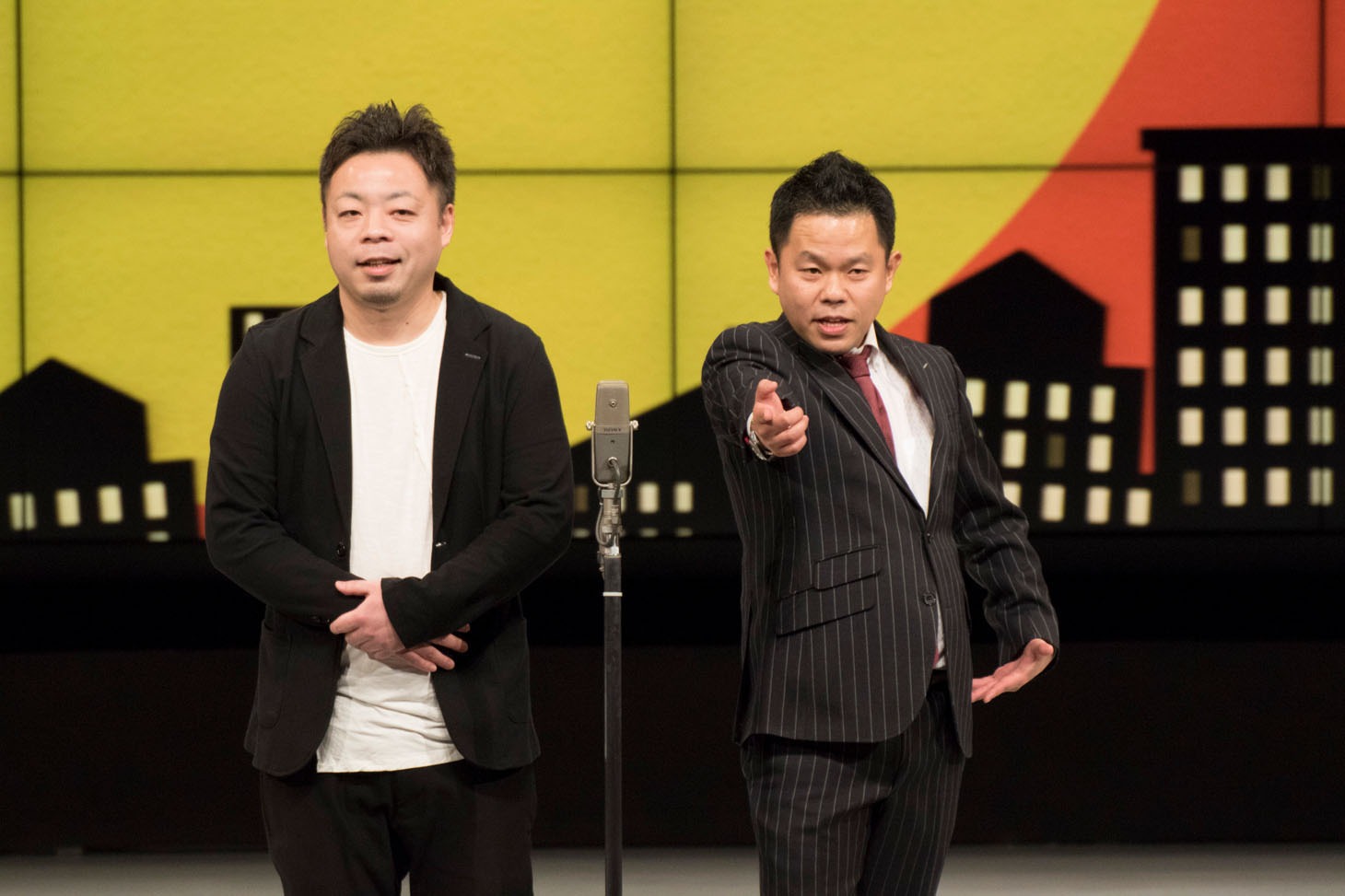 会場を埋め尽くしたファンにすーを差し上げるダイアン津田（右）。