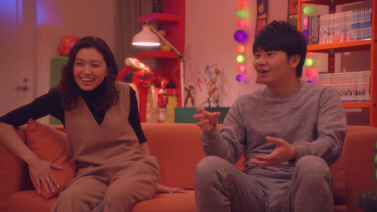 ドラマ「住住」のワンシーン。背景はバカリズムが実際に住んでいる部屋を再現したセット。(c)日本テレビ系