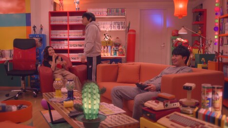 ドラマ「住住」のワンシーン。背景はバカリズムが実際に住んでいる部屋を再現したセット。(c)日本テレビ系