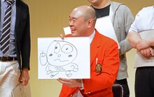 描いたイラストを見せる新宿カウボーイかねきよ。