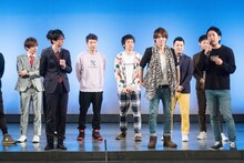 ダース・ベイダー のテーマ曲に乗ってステージに登場したスマイル瀬戸（手前中央）。