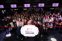 「dTV GIRLS Night in Valentine」の出演者（手前）と、来場した女性客たち。