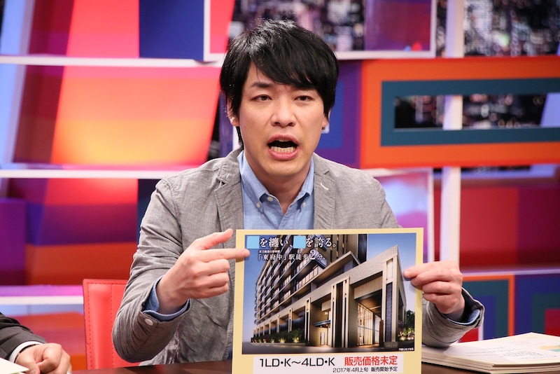 「採用！フリップNEWS」で「ロマンティック過ぎるマンションポエム」をプレゼンする麒麟・川島。(c)中京テレビ