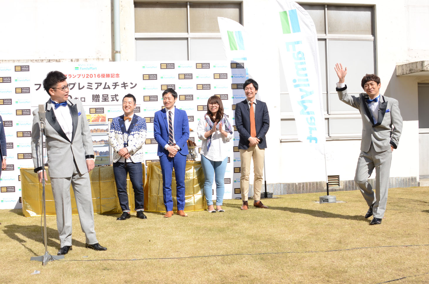 ゆっくり登場する銀シャリ鰻（右）。