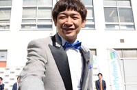 報道陣に握手を求める銀シャリ鰻。