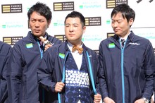 ファミリーマートのユニフォームに身を包み、気取る和牛・水田（中央）。