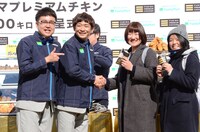 プレミアムチキンをファンに手渡す銀シャリ。