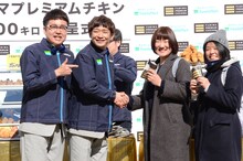 プレミアムチキンをファンに手渡す銀シャリ。