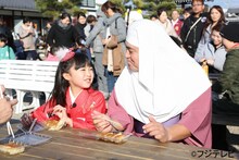 「おじゃMAP!!」に出演するアンタッチャブル山崎（右）と新井美羽（左）。