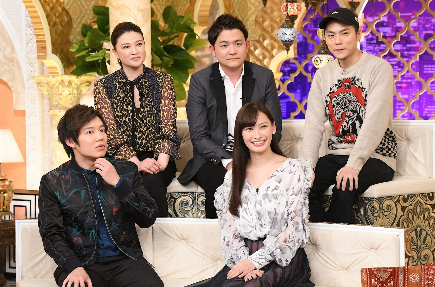 スタジオに登場する千鳥ノブ（後列中央）ら。(c)TBS