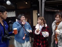 「旅ずきんちゃん」に出演する（左から）小島よしお、メイプル超合金・安藤なつ、ベック、吉木りさ。(c)CBC