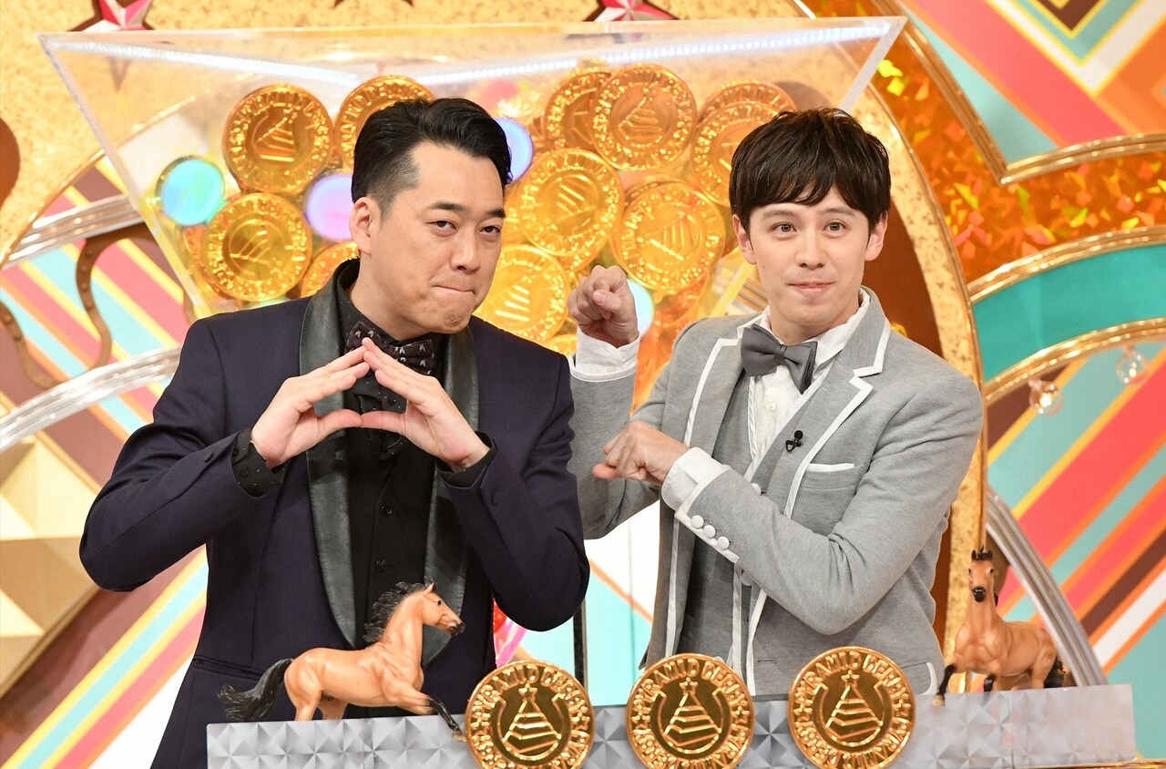 「珍種目No.1は誰だ!?ピラミッド・ダービーSP」MCの（左から）バナナマン設楽、ウエンツ瑛士。(c)TBS