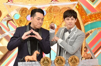 「珍種目No.1は誰だ!?ピラミッド・ダービーSP」MCの（左から）バナナマン設楽、ウエンツ瑛士。(c)TBS