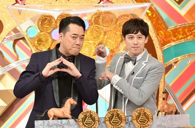 「珍種目No.1は誰だ!?ピラミッド・ダービーSP」MCの（左から）バナナマン設楽、ウエンツ瑛士。(c)TBS